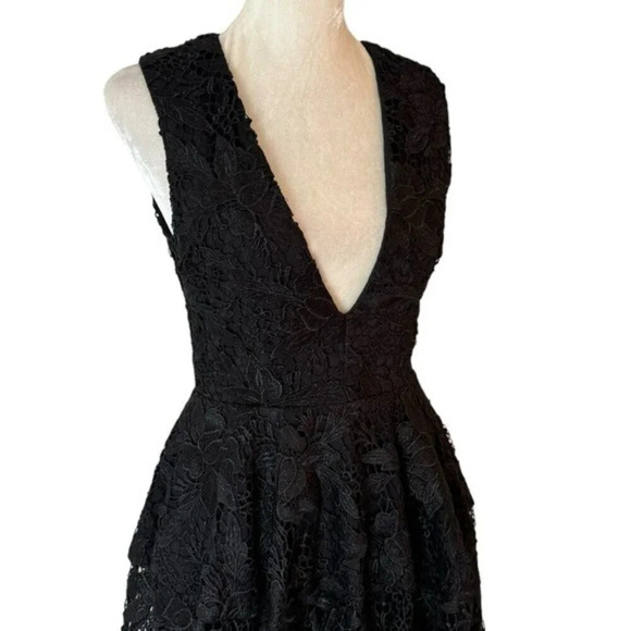 Nicholas Deep V Neck Floral Lace Midi Dress Black Size 0 - Picture 6 of 12